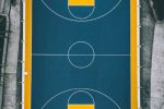 terrain de basket urbain jaune et bleu