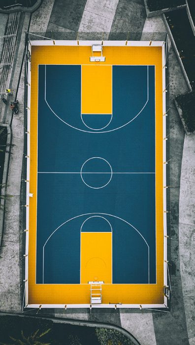 terrain de basket urbain jaune et bleu