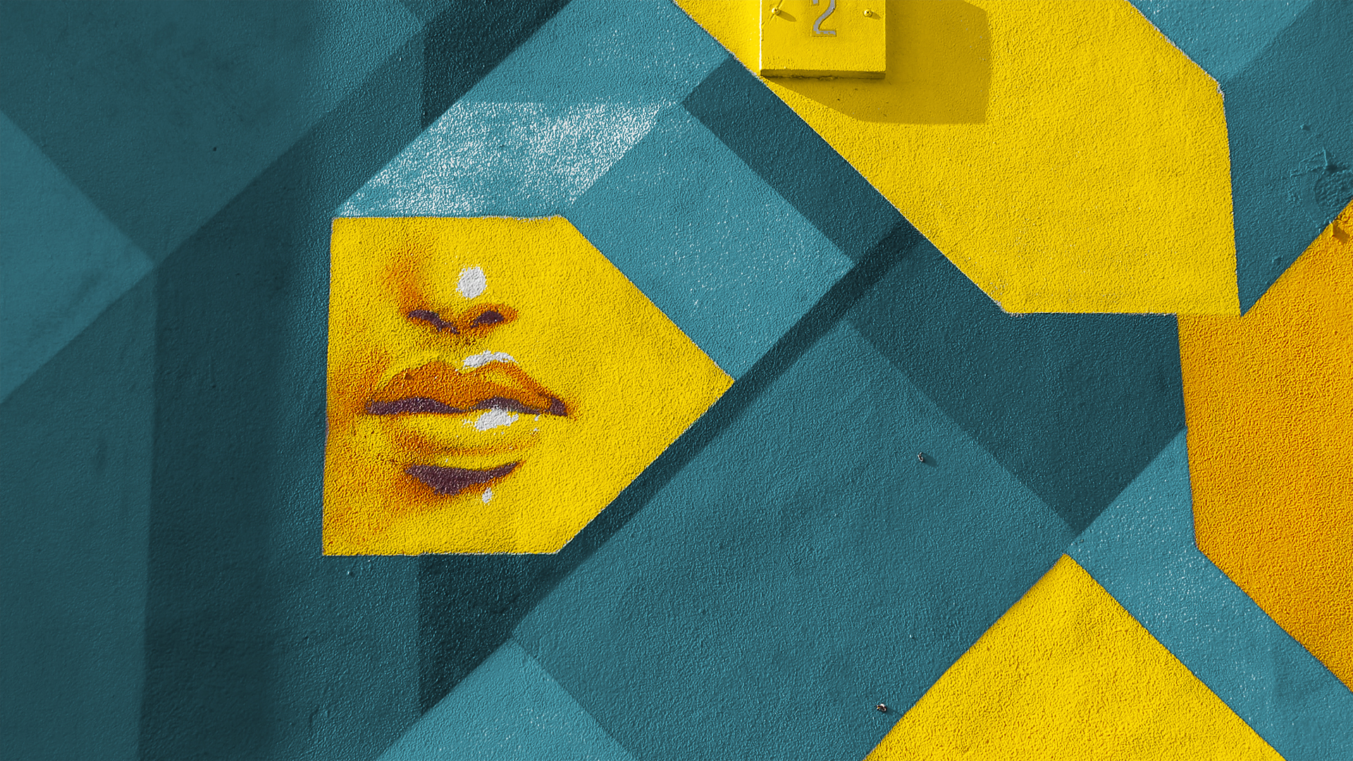 street art jaune et bleu avec visage apparent