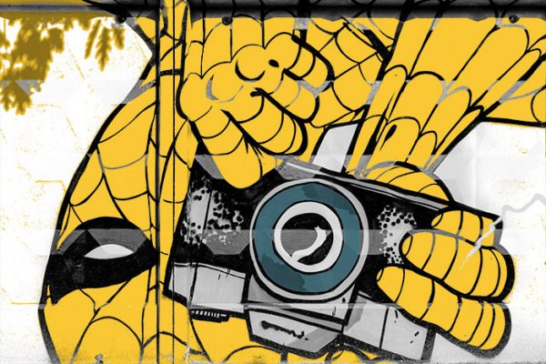 street art de Spiderman avec un appareil photo représentant le studio productions audiovisuelles de la Mob
